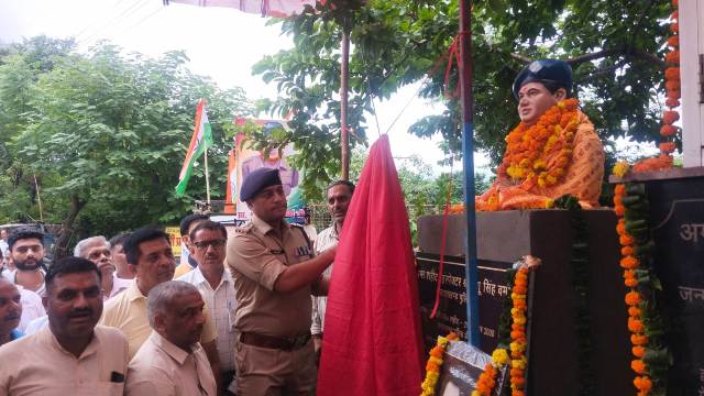 शहीद पुलिस जवान सुनित नेगी की प्रतिमा पर पुष्प अर्पित कर एसएसपी प्रमेंद्र सिंह डोबाल ने दी श्रद्धांजलि