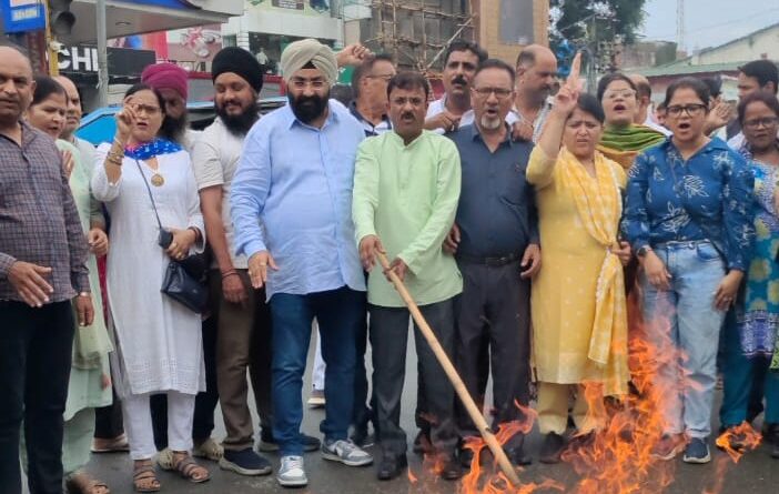 कांग्रेस ने नेता प्रतिपक्ष यशपाल आर्य पर हुए हमले के विरोध में फूंका सरकार का पुतला