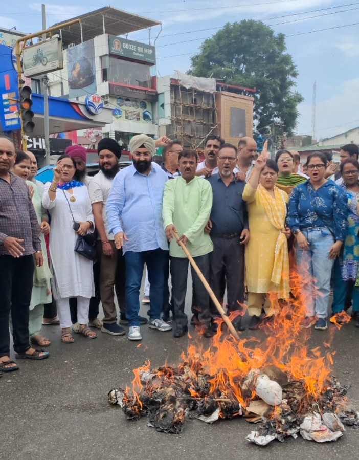 कांग्रेस ने नेता प्रतिपक्ष यशपाल आर्य पर हुए हमले के विरोध में फूंका सरकार का पुतला