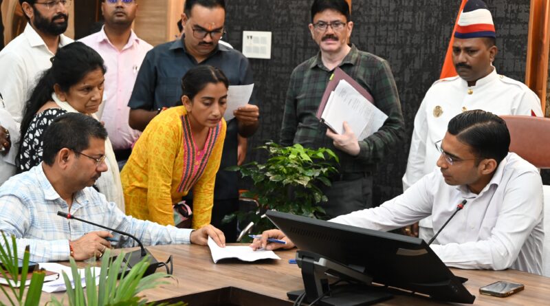 डीएम ने जनता दर्शन कार्यक्रम में किया फरियादियों की शिकायतों का निराकरण