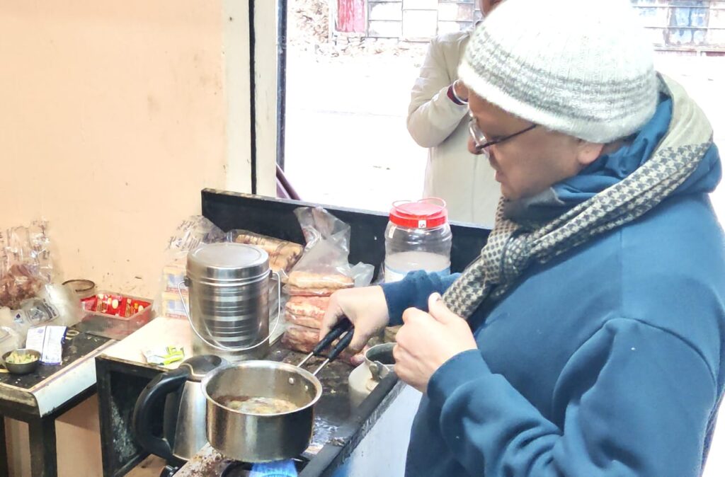 सुबह की चाय पर सीएम धामी ने जाना जनता का हालचाल, भराड़ीसैंण में लोगों से चर्चा में शांत वादियों की तारीफ
