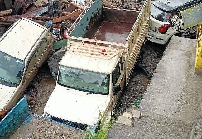 अब थराली में फटा बादल, तहसील और कई घरों में घुसा मलबा, दो लापता, गाड़ियां दबीं; स्कूल बंद