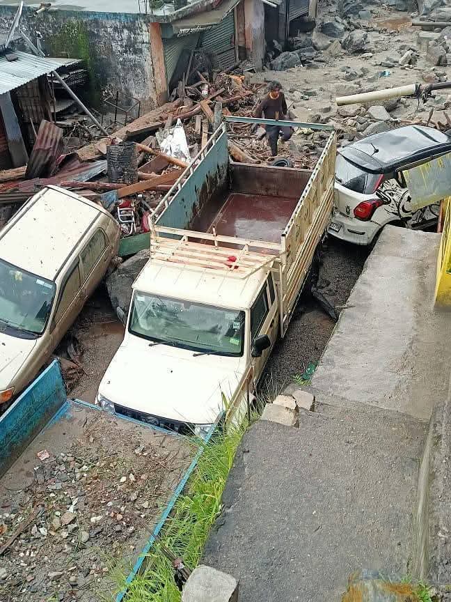 अब थराली में फटा बादल, तहसील और कई घरों में घुसा मलबा, दो लापता, गाड़ियां दबीं; स्कूल बंद