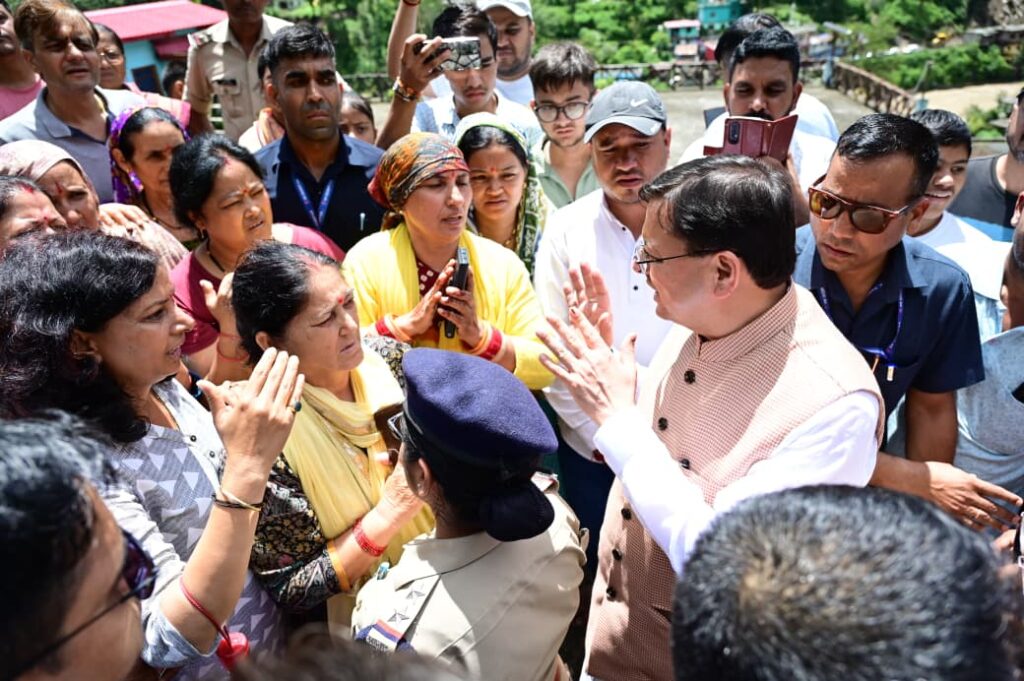 सीएम धामी ने दिखाया बड़ा दिल, प्रोटोकॉल तोड़ कर पहुंचे जनता के बीच