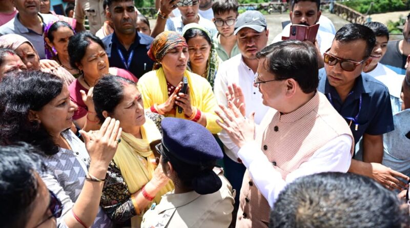 सीएम धामी ने दिखाया बड़ा दिल, प्रोटोकॉल तोड़ कर पहुंचे जनता के बीच