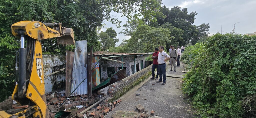 जिला प्रशासन का अतिक्रमण पर कड़ा प्रहार जारी,सरकारी भूमि पर अवैध निर्माण ध्वस्त