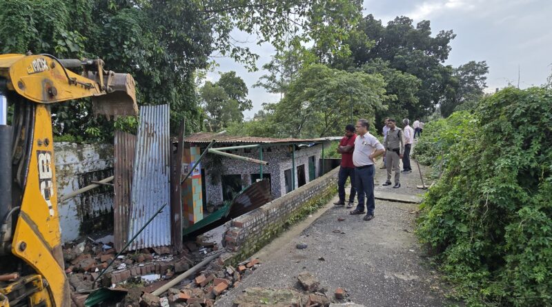 जिला प्रशासन का अतिक्रमण पर कड़ा प्रहार जारी,सरकारी भूमि पर अवैध निर्माण ध्वस्त