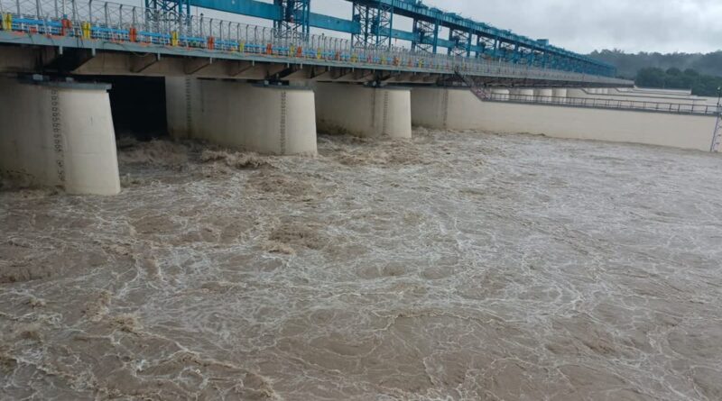 मूसलाधार बारिश से गंगा उफान पर  परमार्थ निकेतन-त्रिवेणी घाट डूबे