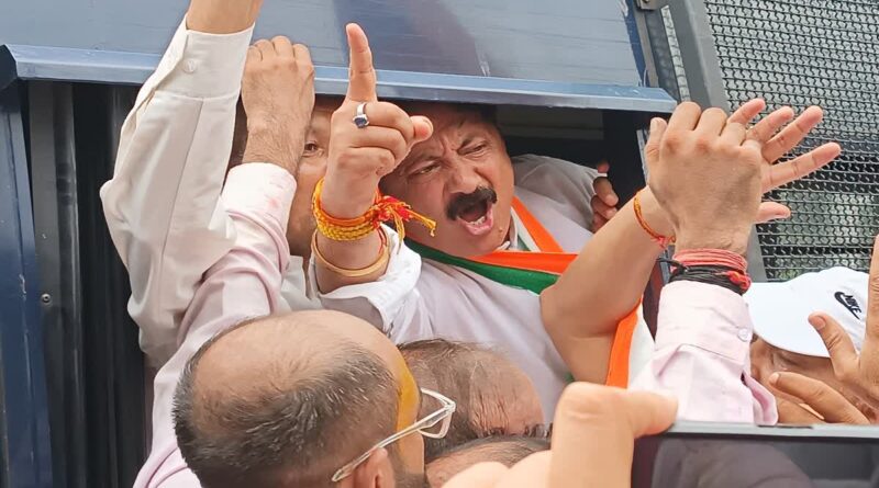 कांग्रेस का कानून व्यवस्था, पंचायत चुनाव में गड़बड़ी व आपदा प्रबंधन से जुड़े मुद्दों को लेकर राजभवन कूच