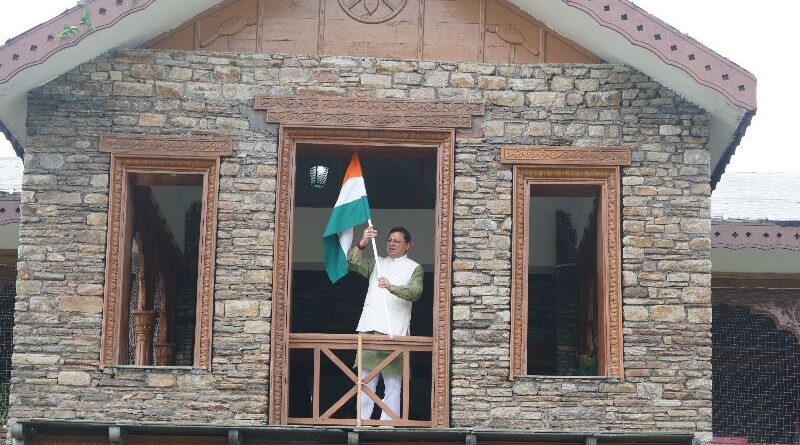 मुख्यमंत्री पुष्कर सिंह धामी ने सीएम आवास पर फहराया तिरंगा, बताया राष्ट्रभक्ति का अभियान