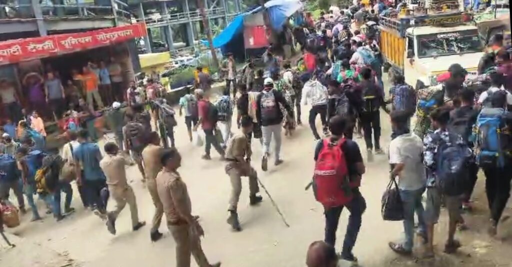 केदारनाथ यात्रा बंद होने पर सोनप्रयाग में हंगामा, पुलिस ने किया लाठीचार्ज