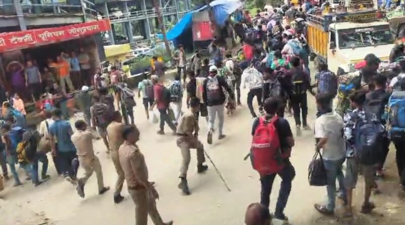केदारनाथ यात्रा बंद होने पर सोनप्रयाग में हंगामा, पुलिस ने किया लाठीचार्ज