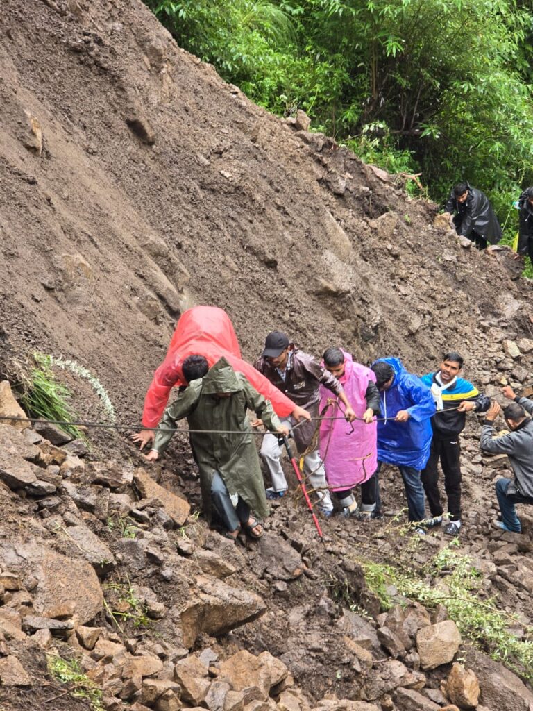 मूसलाधार बारिश से पैदल मार्ग का 50 मीटर हिस्सा हुआ क्षतिग्रस्त, विभिन्न पड़ावों पर फंसे यात्री