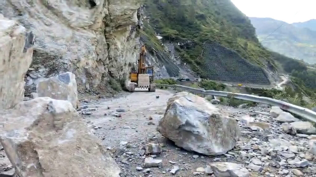 बदरीनाथ नेशनल हाईवे भूस्खलन से बंद