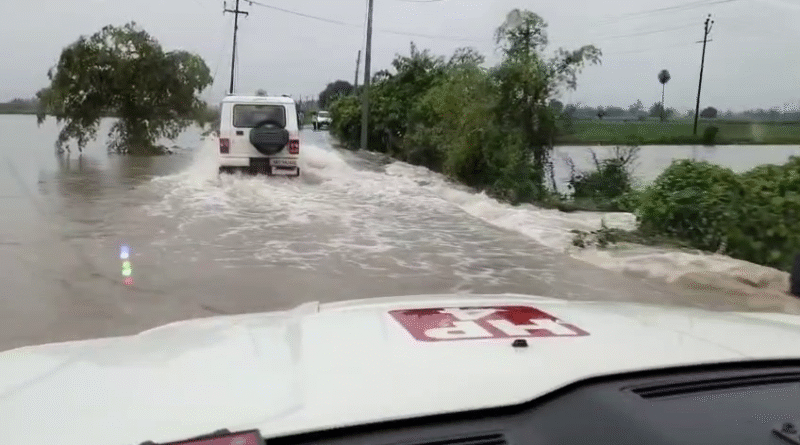 हरिद्वारःः फैक्ट्री में घुसा बाढ़ का पानी, मजदूरों को किया रेस्क्यू