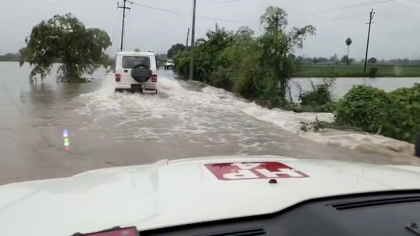 हरिद्वारःः फैक्ट्री में घुसा बाढ़ का पानी, मजदूरों को किया रेस्क्यू
