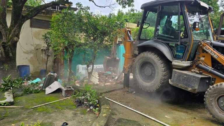 तीन अवैध मजारें ध्वस्त,दो सप्ताह पूर्व दिया था नोटिस