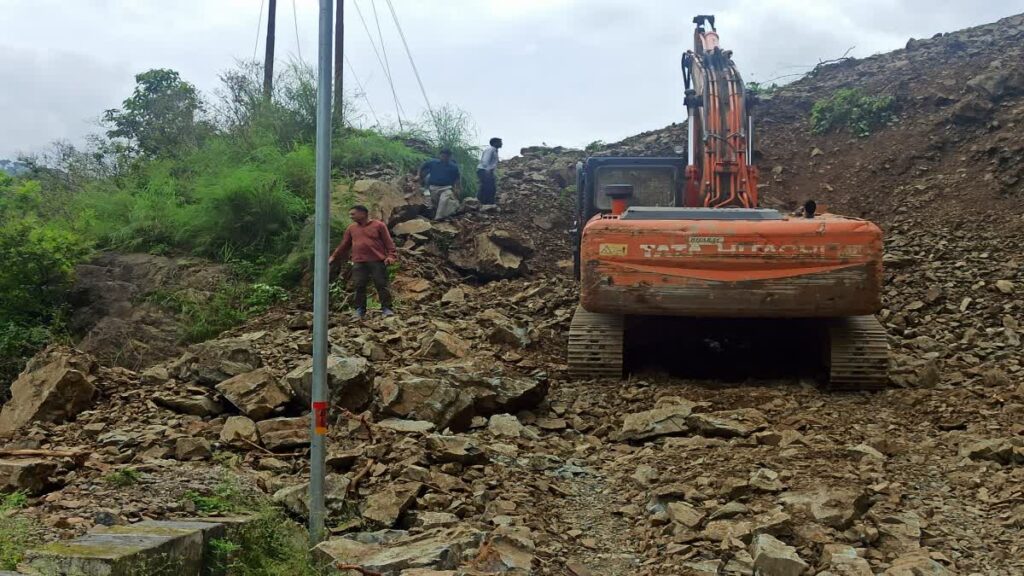भूस्खलन के कारण हजारों टन मलबे से पटा जवाड़ी बाईपास
