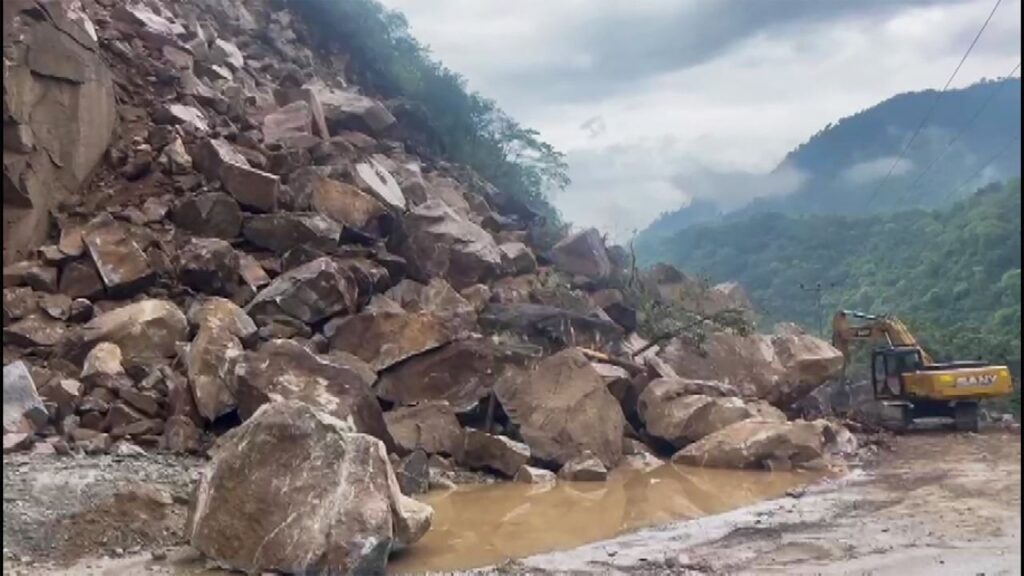 गढ़वाल के जड़ाऊखांद-मजेड़ाबैंड मोटर मार्ग पर मलबा गिरने से आवाजाही में मुश्किलें