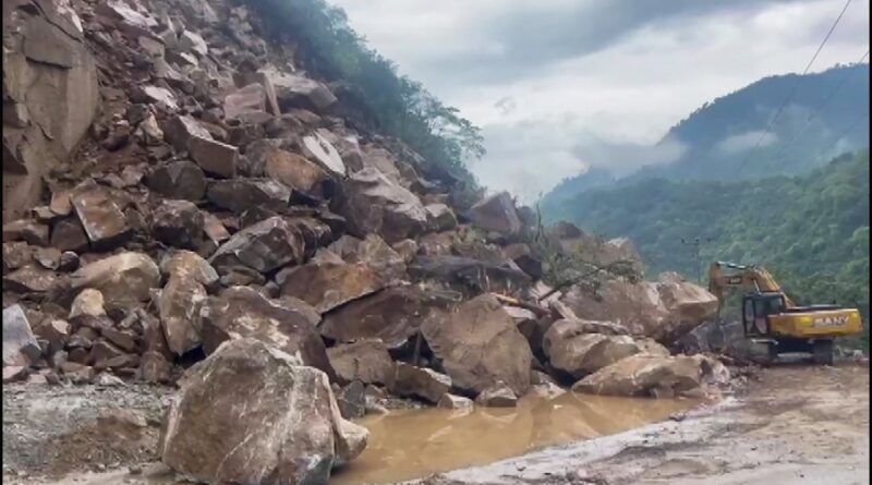 भूस्खलन से प्रभावित ग्रामीणों में डर का माहौल, प्रशासन से लगाई सुरक्षा की गुहार