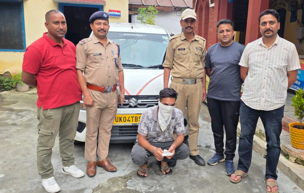 चेकिंग के दौरान हत्थे चढ़ा टैक्सी चालक, तलाशी में 3.38 लाख की स्मैक बरामद