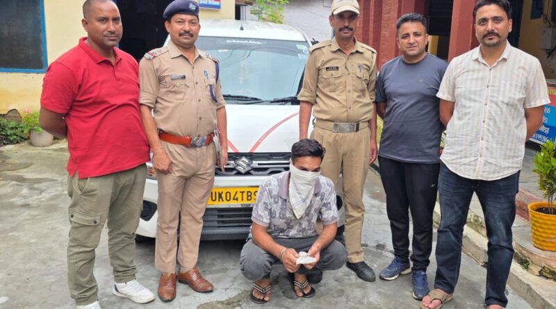 चेकिंग के दौरान हत्थे चढ़ा टैक्सी चालक, तलाशी में 3.38 लाख की स्मैक बरामद