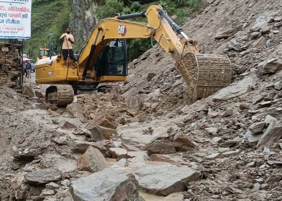 भारी बारिश से जनजीवन अस्त-व्यस्त, जिले में भूस्खलन के चलते कई मार्ग अवरुद्ध