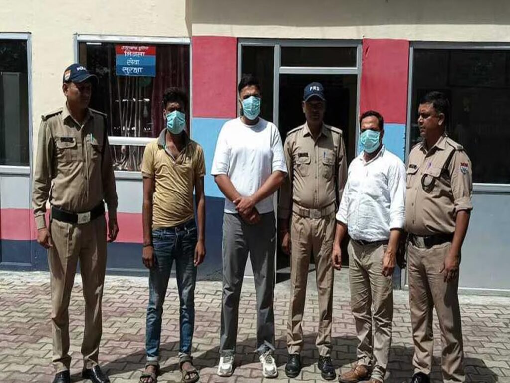 पुलिस ने तीन लोगों को किया गिरफ्तार, राशन की आड़ में कर रहे थे पशुओं की तस्करी