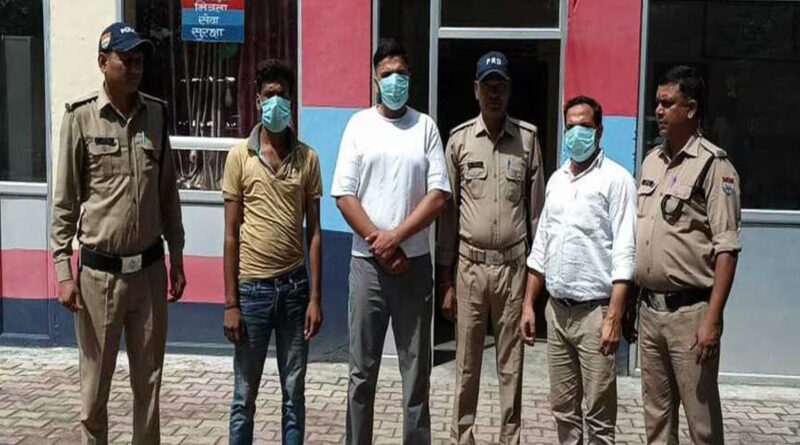 पुलिस ने तीन लोगों को किया गिरफ्तार, राशन की आड़ में कर रहे थे पशुओं की तस्करी