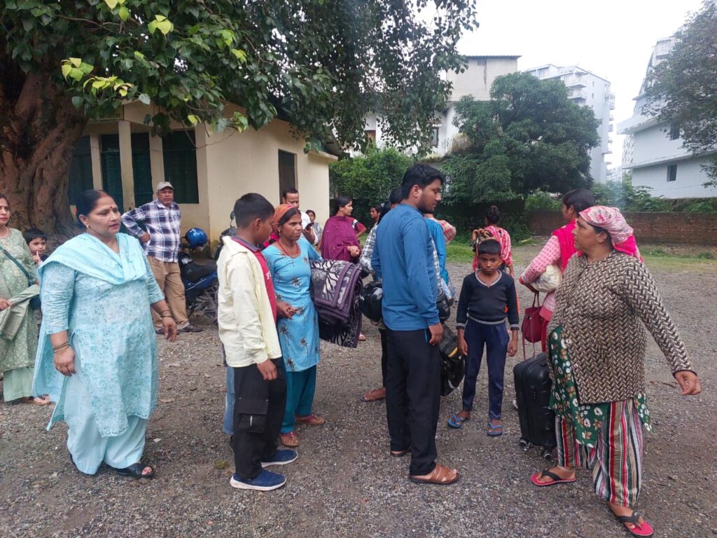 बचाव कार्य में जुटा है जिला प्रशासन, आपदा प्रभावित 168 लोगों को अच्छे होटलों में किया शिफ्ट