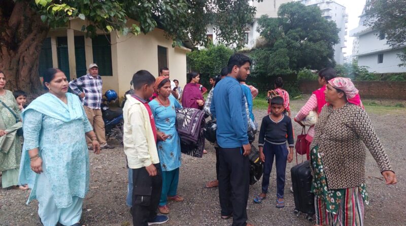 बचाव कार्य में जुटा है जिला प्रशासन, आपदा प्रभावित 168 लोगों को अच्छे होटलों में किया शिफ्ट