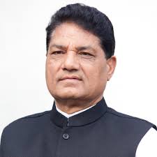 पूर्व कैबिनेट मंत्री सुरेंद्र सिंह नेगी से मिलकर महिलाओं ने समस्याओं से कराया अवगत