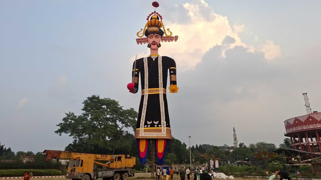 दशहरे की तैयारियां जोरों पर,परेड मैदान में जलेगा 121 फीट का रावण