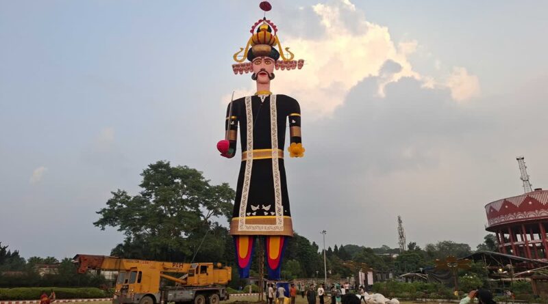 दशहरे की तैयारियां जोरों पर,परेड मैदान में जलेगा 121 फीट का रावण