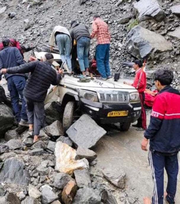 रुद्रप्रयाग जिले से आई दुखद ख़बर, चलते वाहन पर बोल्डर गिरने से दो लोगों की मौत, तीन घायल