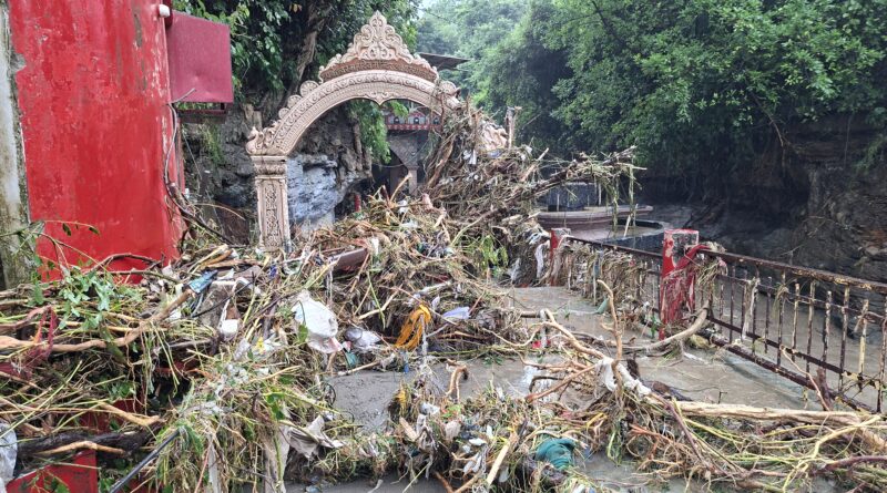 महंतों ने भागकर बचाई जान, टपकेश्वर मंदिर में घुस गया नदी का मलबा