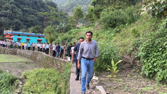 पहले रिस्पांडर के रूप में डीएम सविन बंसल पहुंचे आपदा प्रभावित परिवारों के पास