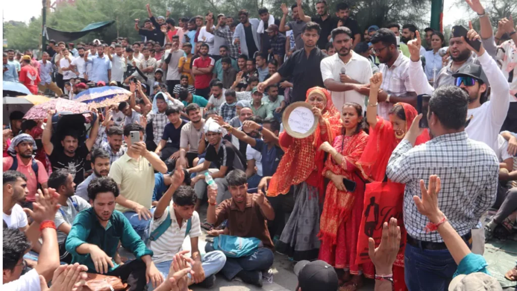 आन्दोलन लेने लगा राजनीतिक रंग,युवाओं से सर्तक रहने की अपनी