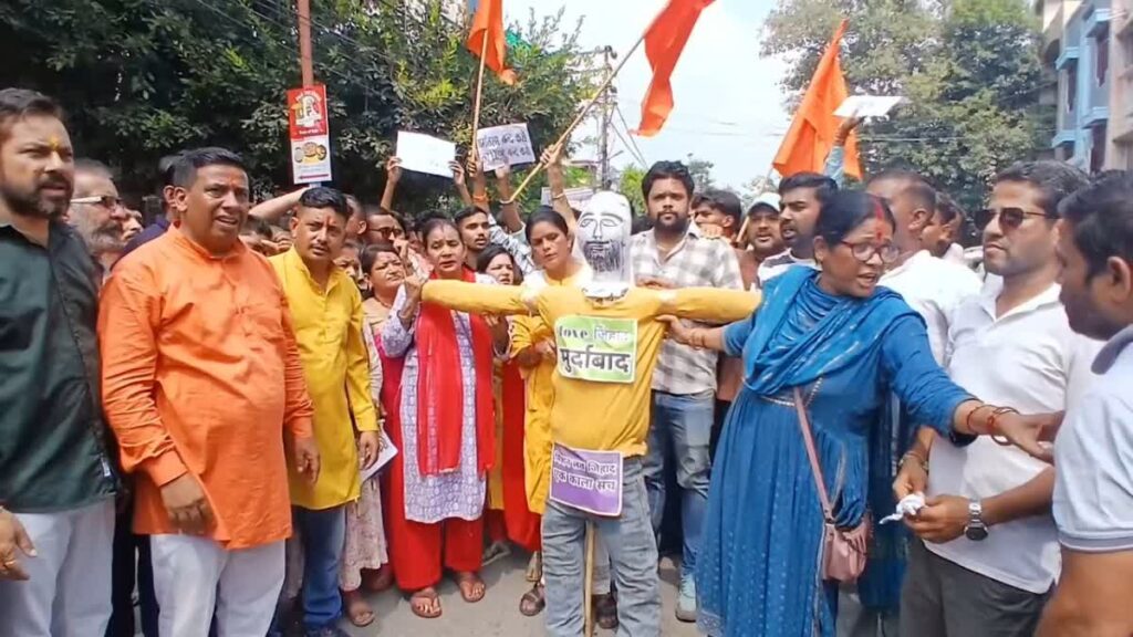 नाबालिग छात्रा के धर्मांतरण का आरोप, हिन्दूवादी संगठनों ने किया विरोध में प्रदर्शन