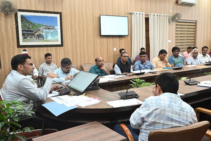 जिलाधिकारी ने आपदा से हुई क्षति एवं पुनःस्थापना कार्यों की गहन समीक्षा की