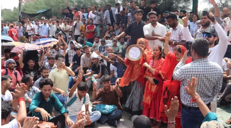 आन्दोलन लेने लगा राजनीतिक रंग,युवाओं से सर्तक रहने की अपनी