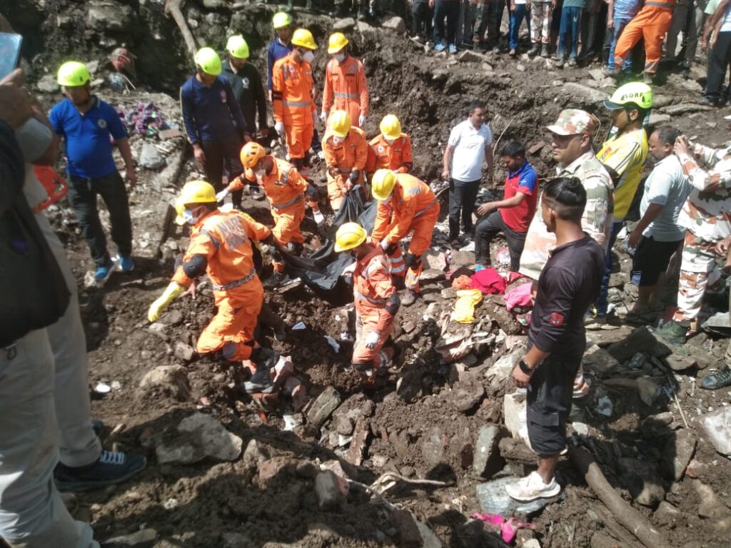 मरते दम तक जिंदा रही ममता, मलबे में दबे मां और उसके सीने से चिपके दो बच्चों के शव बरामद