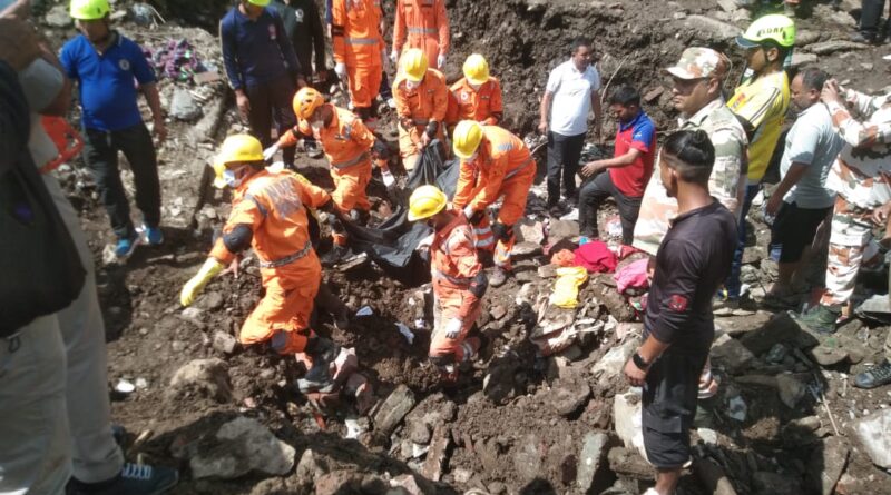 मरते दम तक जिंदा रही ममता, मलबे में दबे मां और उसके सीने से चिपके दो बच्चों के शव बरामद