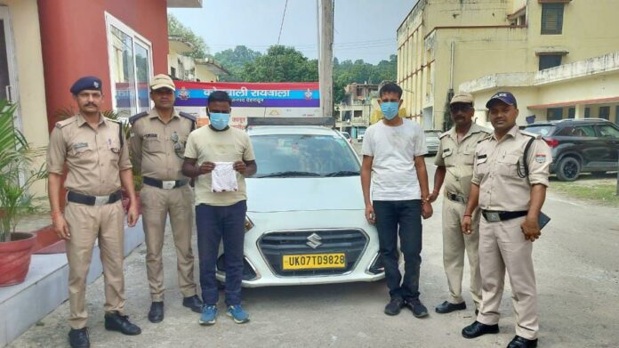 भारी मात्रा में हेरोइन सहित दो तस्कर गिरफ्तार