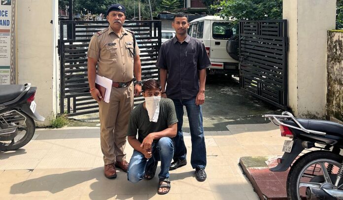 14 लाख की चपत लगाने का आरोपी गिरफ्तार,फर्जी कस्टमर केयर नंबर से करता था ठगी