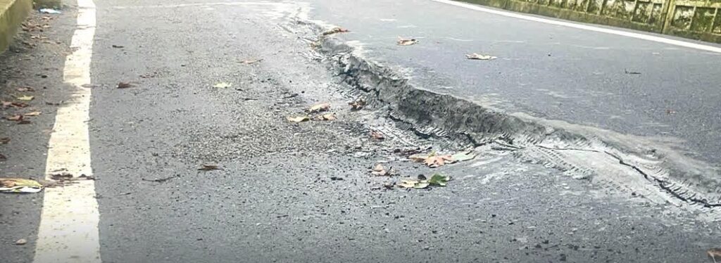 नैनीताल की ऐतिहासिक माल रोड अचानक धंसने लगी, बड़ी-बड़ी दरारें पड़ने पर ट्रैफिक रोका