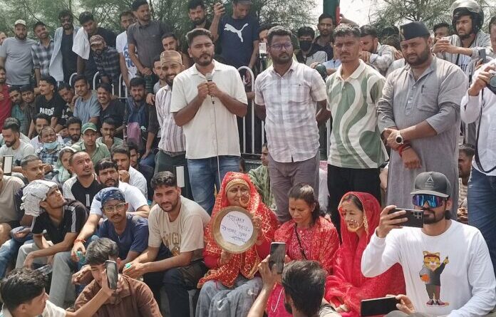 सीएम के साथ वार्ता विफल, बेरोजगार युवाओं का आंदोलन जारी