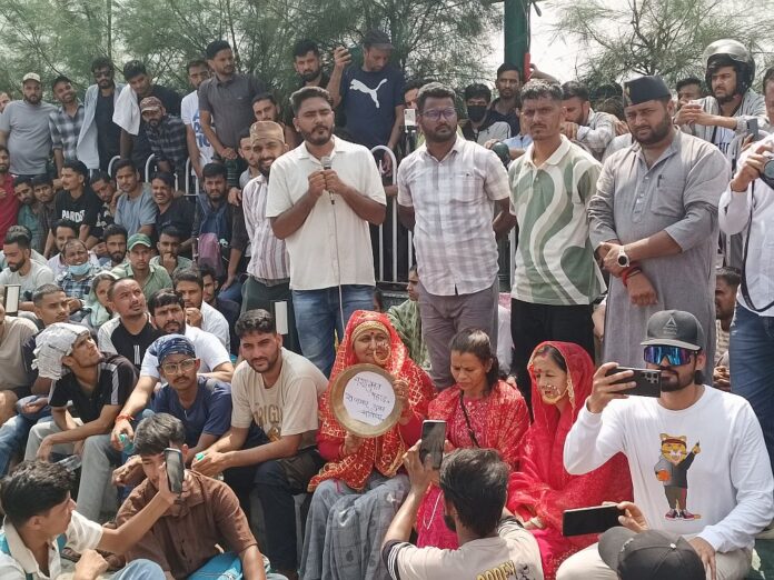सीएम के साथ वार्ता विफल, बेरोजगार युवाओं का आंदोलन जारी