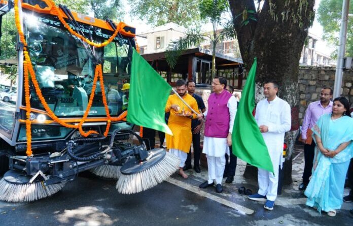 मुख्यमंत्री ने वैक्यूम बेस्ड रोड़ स्वीपिंग मशीन का फ्लैग ऑफ किया
