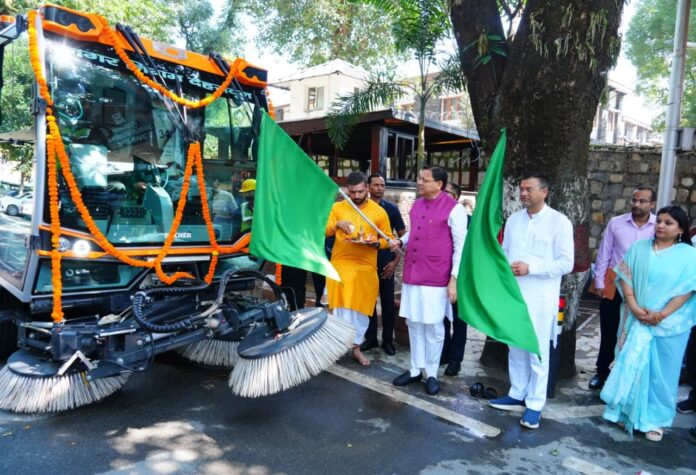 मुख्यमंत्री ने वैक्यूम बेस्ड रोड़ स्वीपिंग मशीन का फ्लैग ऑफ किया